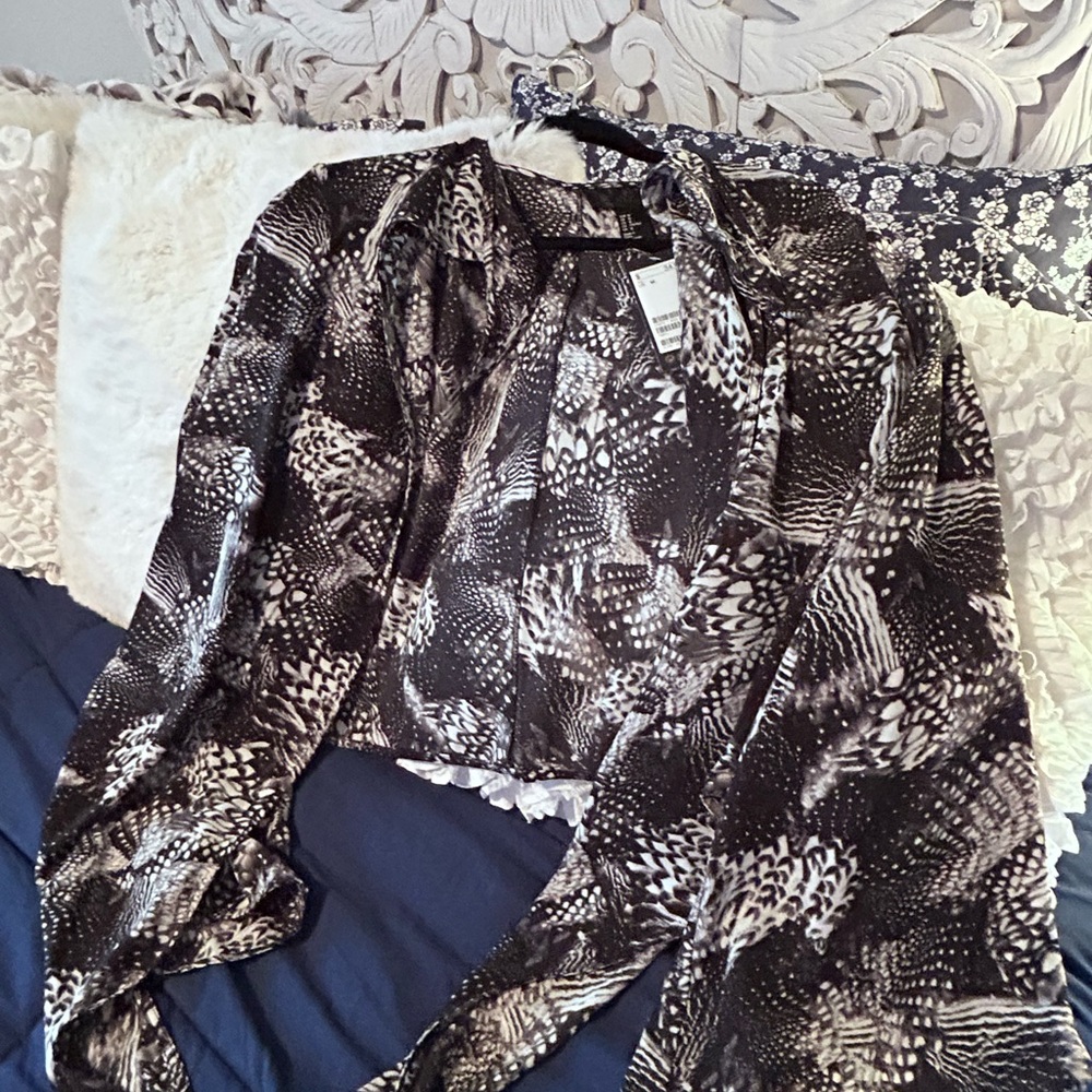 H & M • Black & White Womens Top • sz M - Picture 7 of 10